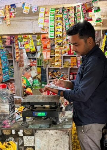 चीनी की जमाखोरी और कालाबाजारी रोकने को 11 टीमों ने बाजारों में की छापेमारी, पौड़ी जनपद में खाद्य दुकानों का औचक निरीक्षण, अनियमितता मिलने पर होगी कार्रवाई