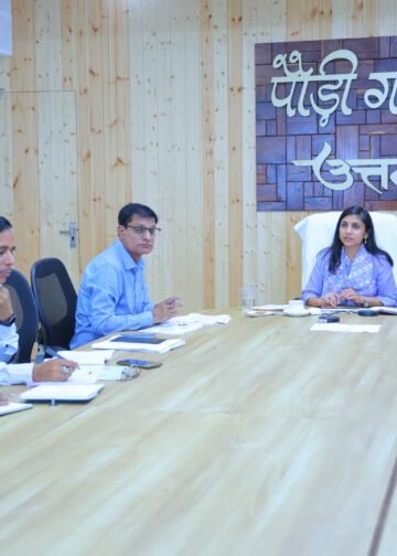 डीएम पौड़ी स्वाति एस भदौरिया ने श्रीनगर बस अड्डे के हस्तांतरण की प्रक्रिया 31 अगस्त तक पूर्ण करने के दिए निर्देश