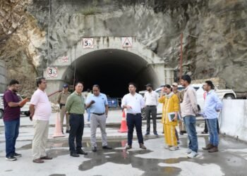 डीएम विशाल मिश्रा ने बद्रीनाथ राष्ट्रीय राजमार्ग को केदारनाथ राष्ट्रीय राजमार्ग से जोड़ने वाले निर्माणाधीन पुल का किया निरीक्षण,पुल का निर्माण कार्य लगभग पूर्ण, अंतिम चरण के कार्यों में तेजी लाने के निर्देश,सुरक्षा के दृष्टिगत कल से शुरू होगी पुल की लोड टेस्टिंग, अंतिम कार्य पूर्ण होने के बाद ही यातायात के लिए खोला जाएगा पुल