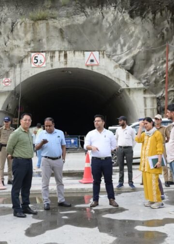 डीएम विशाल मिश्रा ने बद्रीनाथ राष्ट्रीय राजमार्ग को केदारनाथ राष्ट्रीय राजमार्ग से जोड़ने वाले निर्माणाधीन पुल का किया निरीक्षण,पुल का निर्माण कार्य लगभग पूर्ण, अंतिम चरण के कार्यों में तेजी लाने के निर्देश,सुरक्षा के दृष्टिगत कल से शुरू होगी पुल की लोड टेस्टिंग, अंतिम कार्य पूर्ण होने के बाद ही यातायात के लिए खोला जाएगा पुल
