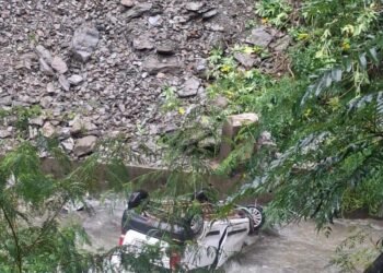 कीर्तिनगर में अनियंत्रित कार गदेरे में गिरी, तीन संत सुरक्षित