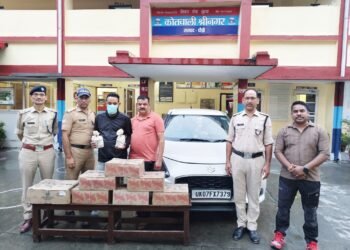 सिरोबगड़ के ठेके से श्रीनगर शराब बेचने लाई जा रही शराब श्रीनगर पुलिस के हत्थे चढ़ी, आरोपी गिरफ्तार,कार की डिग्गी बनी शराब का गोदाम, 7 पेटी अंग्रेजी शराब के साथ तस्कर गिरफ्तार
