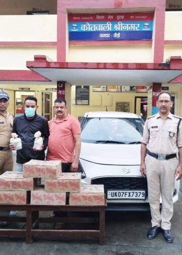 सिरोबगड़ के ठेके से श्रीनगर शराब बेचने लाई जा रही शराब श्रीनगर पुलिस के हत्थे चढ़ी, आरोपी गिरफ्तार,कार की डिग्गी बनी शराब का गोदाम, 7 पेटी अंग्रेजी शराब के साथ तस्कर गिरफ्तार