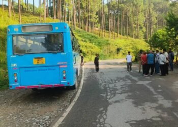 रोड़वेज बस में परिचालक मिला अचानक बेहोश, यात्रियों में रोष