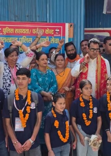 कीर्तिनगर से भारत दर्शन के लिए 68 मेधावी छात्र रवाना
