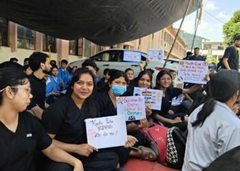 पैरामेडिकल इंटर्नशिप छात्र बोले!!पंद्रह हजार प्रतिमाह दिया जाय स्टाइपेंड