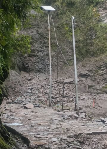 चीरबासा में फिर दरका पहाड़, मलबे-पत्थरों से केदारनाथ पैदल मार्ग बंद,लगातार गिर रहे पत्थरों से बढ़ा खतरा, सोनप्रयाग-गौरीकुंड में रोके गए यात्री; मौसम सामान्य होने तक आवाजाही पर रोक