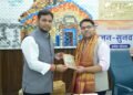 पुस्तक दान अभियान को मिल रहा व्यापक समर्थन, डॉ. विनीत पोस्ती ने जिलाधिकारी को भेंट की विभिन्न विषयों की पुस्तकें