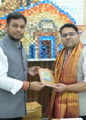 पुस्तक दान अभियान को मिल रहा व्यापक समर्थन, डॉ. विनीत पोस्ती ने जिलाधिकारी को भेंट की विभिन्न विषयों की पुस्तकें