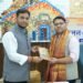 पुस्तक दान अभियान को मिल रहा व्यापक समर्थन, डॉ. विनीत पोस्ती ने जिलाधिकारी को भेंट की विभिन्न विषयों की पुस्तकें