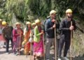 चीरबासा में पहाड़ी से पत्थर गिरने का खतरा, प्रशासन अलर्ट; हेलमेट पहनाकर यात्रियों को सुरक्षित निकाला जा रहा