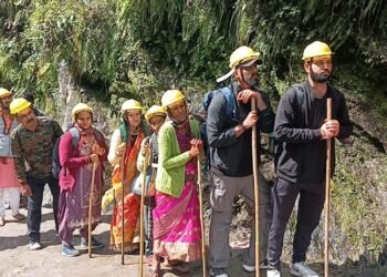 चीरबासा में पहाड़ी से पत्थर गिरने का खतरा, प्रशासन अलर्ट; हेलमेट पहनाकर यात्रियों को सुरक्षित निकाला जा रहा