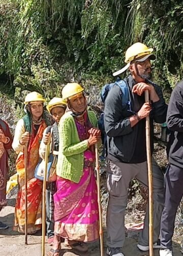 चीरबासा में पहाड़ी से पत्थर गिरने का खतरा, प्रशासन अलर्ट; हेलमेट पहनाकर यात्रियों को सुरक्षित निकाला जा रहा