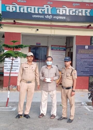 दुकान की आड़ में चरस बेच रहा था कारोबारी, 424 ग्राम के साथ गिरफ्तार