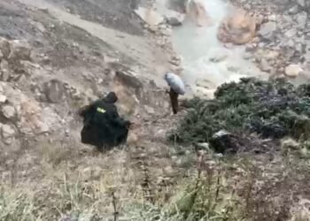 गोमुख ट्रैक पर 130 मीटर गहरी खाई में गिरा महाराष्ट्र का पर्यटक लापता, बर्फबारी और खराब मौसम के बीच 18 सदस्यीय टीम का सर्च ऑपरेशन जारी