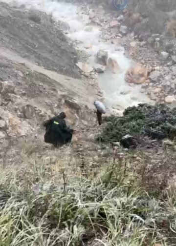 गोमुख ट्रैक पर 130 मीटर गहरी खाई में गिरा महाराष्ट्र का पर्यटक लापता, बर्फबारी और खराब मौसम के बीच 18 सदस्यीय टीम का सर्च ऑपरेशन जारी