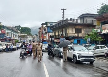 भारी बारिश :श्रीनगर में रोके गए बदरीनाथ-केदारनाथ यात्री