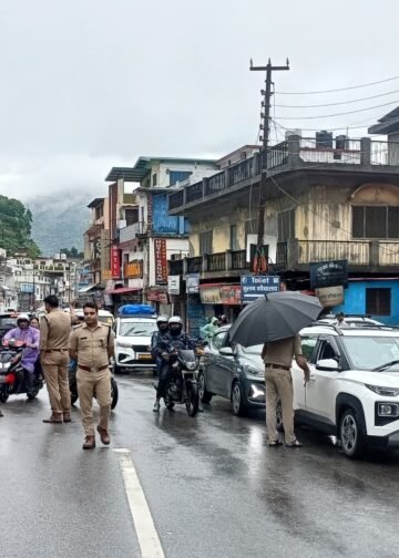 भारी बारिश :श्रीनगर में रोके गए बदरीनाथ-केदारनाथ यात्री