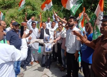 कीर्तिनगर में कांग्रेस का प्रदर्शन, निर्वाचन आयोग की कार्यप्रणाली पर उठाए सवाल