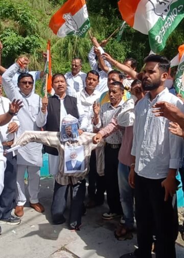 कीर्तिनगर में कांग्रेस का प्रदर्शन, निर्वाचन आयोग की कार्यप्रणाली पर उठाए सवाल