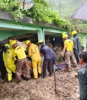 भारी बारिश का कहर : अल्मोड़ा में मकान में घुसा मलबा, एक ही परिवार के तीन लोगों की मौत