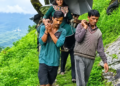 सड़क न होने से प्रसव पीड़ा में गर्भवती को डंडी के सहारे पहुंचाया अस्पताल