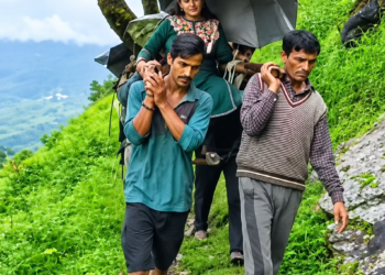 सड़क न होने से प्रसव पीड़ा में गर्भवती को डंडी के सहारे पहुंचाया अस्पताल