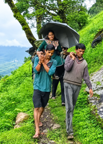 सड़क न होने से प्रसव पीड़ा में गर्भवती को डंडी के सहारे पहुंचाया अस्पताल