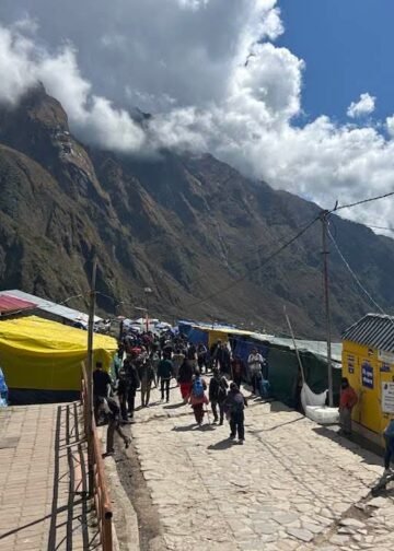 केदारनाथ में अस्थायी दुकानें हटाने पर व्यापारियों का धरना,मंदिर मार्ग से हटाने की कार्रवाई का विरोध, रोजगार प्रभावित होने का लगाया आरोप