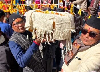भगवान बदरीविशाल के शीतकालीन वस्त्र धाम पहुंचे, माणा की बेटियां निभा रहीं सदियों पुरानी परंपरा
