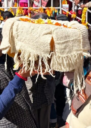 भगवान बदरीविशाल के शीतकालीन वस्त्र धाम पहुंचे, माणा की बेटियां निभा रहीं सदियों पुरानी परंपरा