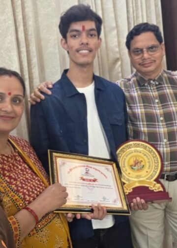 श्रीनगर के शशांक पुरोहित को मुख्यमंत्री ने किया सम्मानित,हाईस्कूल बोर्ड परीक्षा में 97.20 प्रतिशत अंक हासिल कर प्रदेश की वरीयता सूची में पाया चौथा स्थान, पंडित दीनदयाल उपाध्याय शैक्षणिक उत्कृष्टता पुरस्कार से नवाजे गए