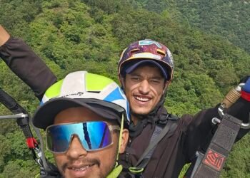 बिलखेत में कमर्शियल टेंडम पैराग्लाइडिंग शुरू, पहले दिन सात उड़ानें