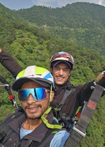 बिलखेत में कमर्शियल टेंडम पैराग्लाइडिंग शुरू, पहले दिन सात उड़ानें