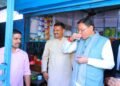 विधानसभा सत्र से लौटते वक़्त श्रीनगर गढ़वाल में सीएम धामी ने ली चाय की चुस्कियों का आनंद, स्थानीय लोगों से की बातचीत