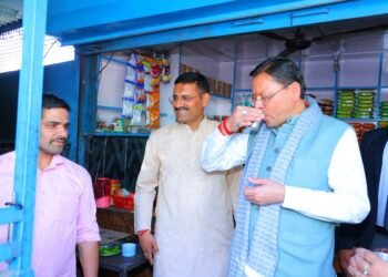 विधानसभा सत्र से लौटते वक़्त श्रीनगर गढ़वाल में सीएम धामी ने ली चाय की चुस्कियों का आनंद, स्थानीय लोगों से की बातचीत