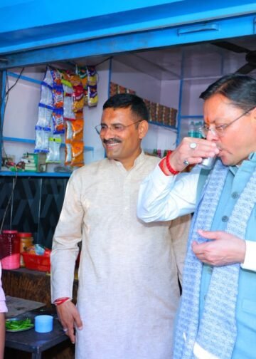 विधानसभा सत्र से लौटते वक़्त श्रीनगर गढ़वाल में सीएम धामी ने ली चाय की चुस्कियों का आनंद, स्थानीय लोगों से की बातचीत