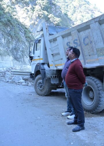 सिरोबगड़ लैंडस्लाइड जोन में सड़क के दोनों ओर 100 मीटर के दायरे में लगेंगे चेतावनी बोर्ड, भारी मशीनरी लाने से पहले पुलिस-प्रशासन को देनी होगी सूचना