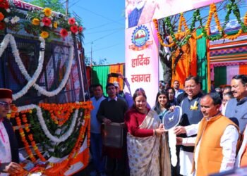 नौ साल बाद श्रीनगर में फिर दौड़ी सिटी बस, सीएम ने 9.35 करोड़ के विकास कार्यों की दी सौगात